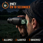 Monoculaire de vision nocturne prêt en 10 secondes : allumez, ajustez, observez. Homme observant une prairie la nuit, écran allumé en infrarouge