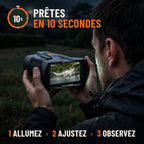 Jumelles de vision nocturne prêtes en 10 secondes : allumez, ajustez, observez. Homme observant une prairie la nuit, écran allumé en infrarouge
